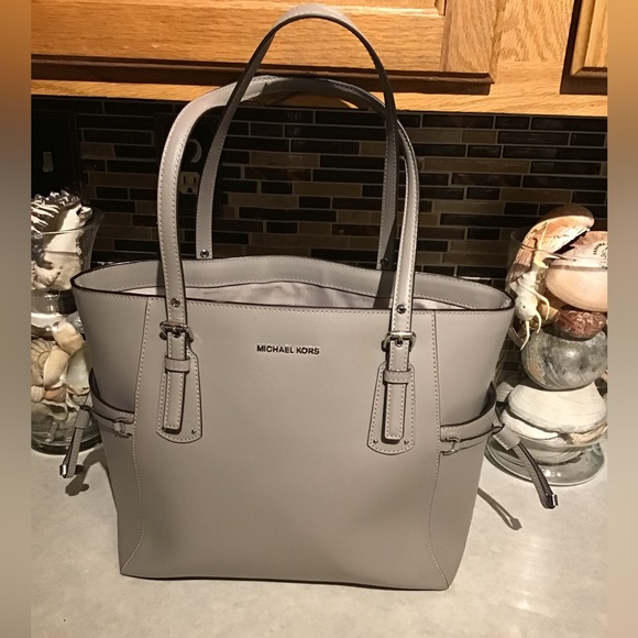 MICHAEL KORS VOYAGER EAST WEST TOTE PEARL GREY . - Picture 1 of 16